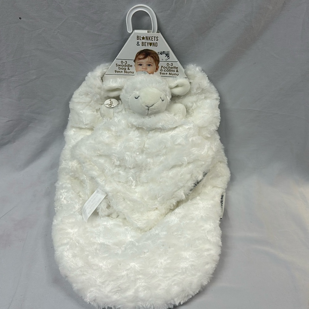 🐥 Blankets & Beyond - NWT - Newborn baby Swaddle and Nunu. Size 0-3 momths